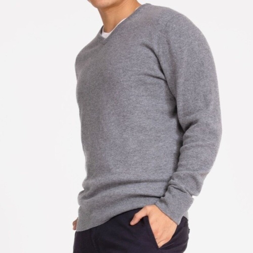 EUC Impermeable platinum 2 Ply Cashmere V neck Gray Sweater Med